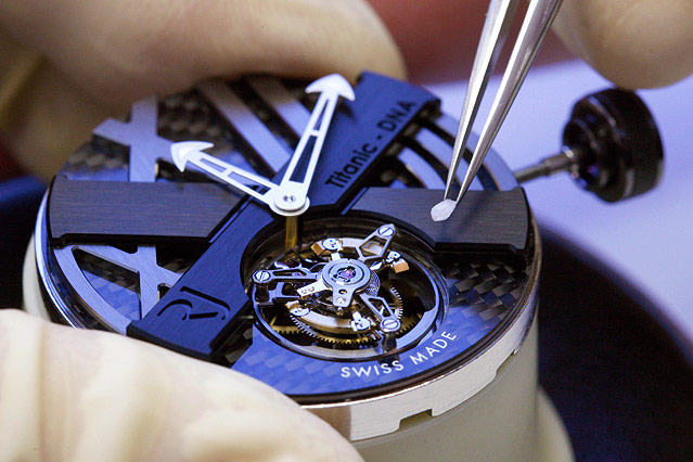© Reuters/Denis Balibouse Die Schweizer Uhr "Titanic DNA", in die ein Originalstück der Titanic eingebaut ist