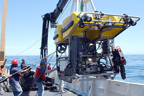 © ORF/National Geographic Die "Hercules" wird ins Wasser gelassen