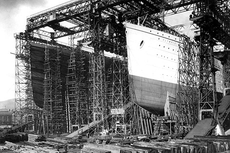© AP Die Titanic und die Olympic in der Werft in Belfast