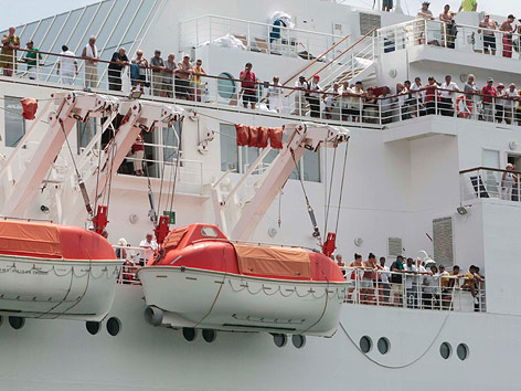 © AP/Gregorio Borgia Passagiere der "Costa Allegra"