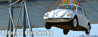 An Gummiseilen befestigtes Auto