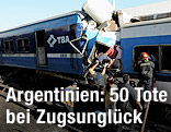 Verletzte werden aus Zug geborgen