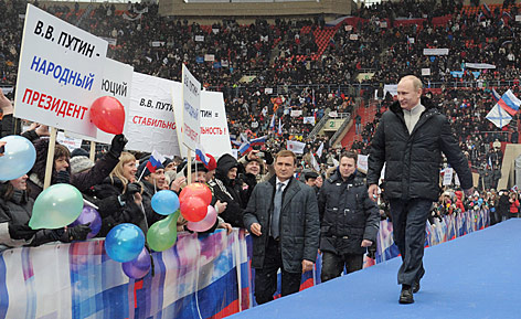 Putin geht  bei einer Wahlveranstaltung vor seinen Anhängern vorbei