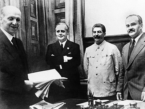 © AP Vyachesloff Molotov, Josef Stalin, Joachim von Ribbentrop und Friedrich Gaus nach der Unterzeichnung des Hitler-Stalin-Pakts 1939