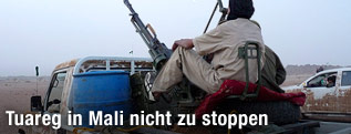 Bewaffnete Tuareg-Rebellen auf Geländefahrzeug