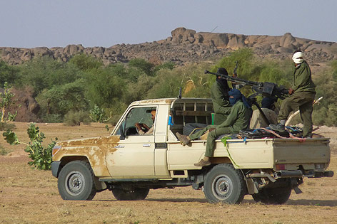 © APA/EPA Bewaffnete Tuareg-Rebellen auf Geländefahrzeug