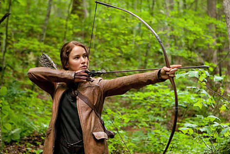 © AP/Lionsgate/Murray Close Schauspielerin Katniss Everdeen spannt im Film "Die Tribute von Panen" einen Bogen
