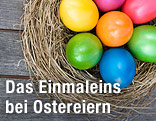 Nest mit bunten Ostereiern