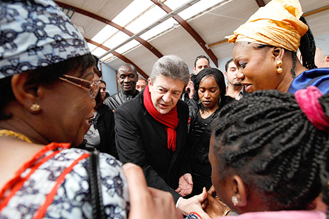 © Reuters/Gonzalo Fuentes Jean-Luc Melenchon mit dunkelhäutigen Wählern