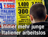 Junger Mann schaut sich Stellenanzeigen an