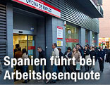 Menschenschlange vor einem spanischen Arbeitsmarktservice
