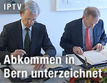 Der deutsche Botschafter Peter Gottwald und der Schweizer Staatssekretär für internationale Finanzfragen, Michael Ambühl, unterzeichnen das Abkommen