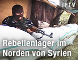 Vermumter Soldat der Freien Syrischen Armee mit Gewehr