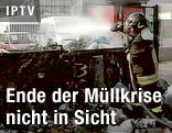 Feuerwehrmann löscht brennenden Müll