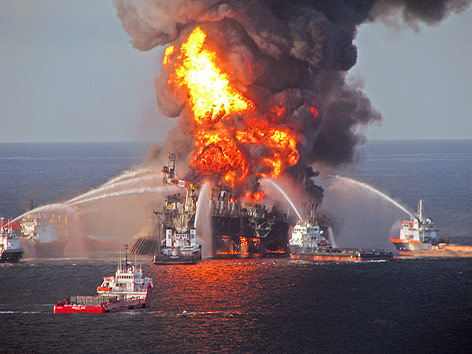 © APA/EPA/US Coast Guard Ölplattform Deepwater Horizon in Flammen