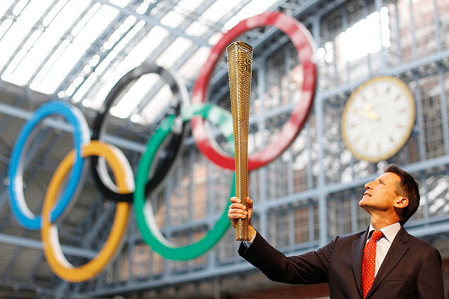 © Reuters/Stefan Wermuth Olympiafackel und -logo