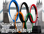 Olympia-Ringe vor der Tower Bridge in London
