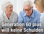 Älterer Mann und ältere Frau unterhalten sich
