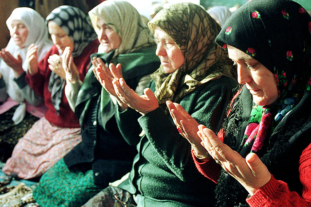 Frauen in Srebrenica beim Gebet