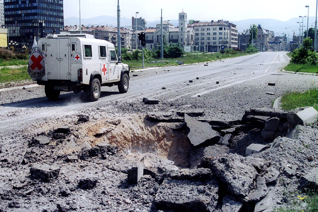 Durch Bombe zerstörter Straßenbelag in Sarajevo