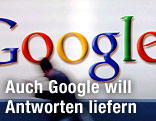 Mann geht an Google-Logo vorbei