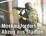 Soldat mit Machinengewehr in der syrischen Stadt Homs
