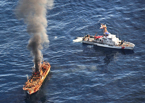 Brennender führerloser japanischer Fischtrawler vor der Küste Alaskas