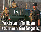 Sicherheitskräfte vor dem Gefängnis in Bannu (Pakistan)