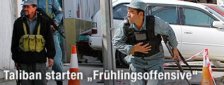 Laufender Polizist mit schusssicherer Weste