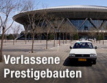 Verlassener Parkplatz vor dem Stadion für Radrennen in Peking