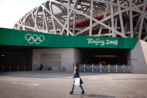 © Reuters/David Grey Passantin vor Nationalstadion in Peking