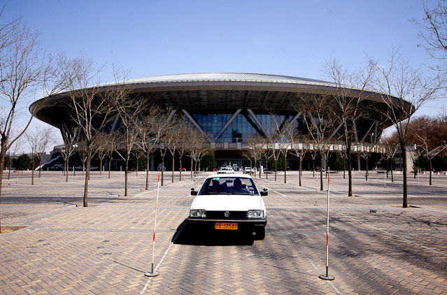 Verlassener Parkplatz vor dem Stadion für Radrennen in Peking