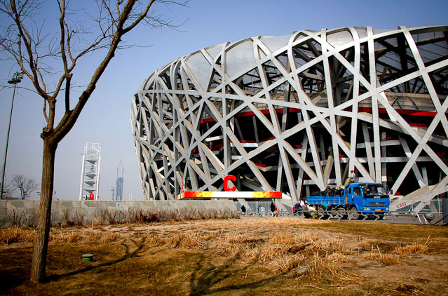 Arbeiter entladen Lastwagen vor Nationalstadion in Peking