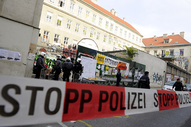 © APA/Herbert P. Oczeret Polizeiabsperrung bei der Räumung eines besetzten Hauses in der Lindengasse (2011)