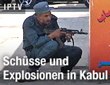 Afghanischer Polizist mit Gewehr im Anschlag in Deckung