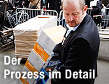 Gerichtsmitarbeiter bringt Akten im Fall Breivik ins Gerichtsgebäude in Oslo