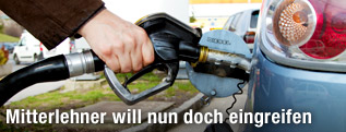 Person beim Autotanken