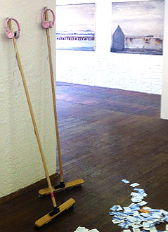 © LABORATORIA Art&Science Space; Simon Mraz Bild der Ausstellung "Dust" zeigt Besen, Kopfhörer und Geldscheine