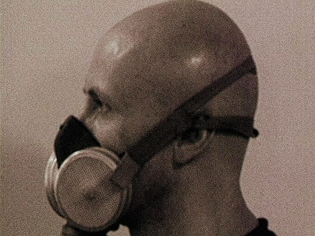 © LABORATORIA Art&Science Space; Simon Mraz Bild der Ausstellung "Dust" zeigt Mann mit Atemschutzmaske