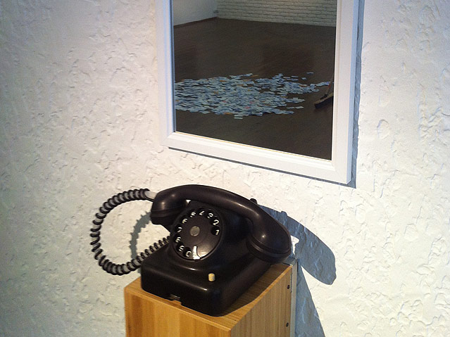 © LABORATORIA Art&Science Space; Simon Mraz Bild der Ausstellung "Dust" zeigt ein Telefon und Spiegel