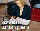 Finanzministerin Maria Fekter unterschreibt Vertrag