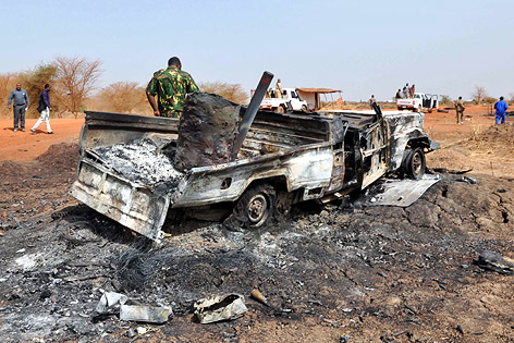 © APA/EPA Zerstörtes Auto nach Kämpfen zwischen sudanesischen und südsudanesischen Soldaten bei der ölreichen Grenzstadt Heglig