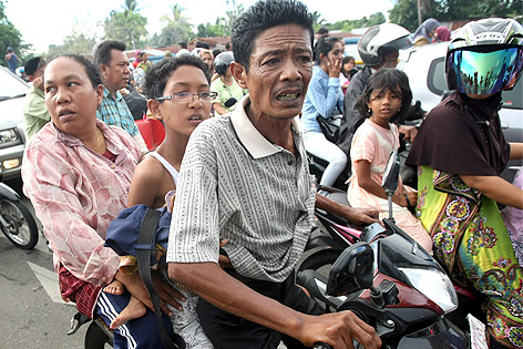 © APA/EPA/Hotli Simanjuntak Einwohner von Banda Aceh bei Evakuierung