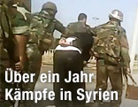 Soldaten verhaften einen Syrer