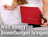 Frau mit Bewerbungsunterlagen