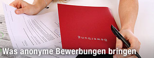 Frau mit Bewerbungsunterlagen