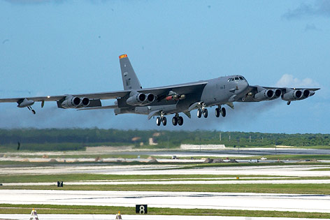 © U.S. Air Force Boeing B-52 Stratofortress bei der Landung