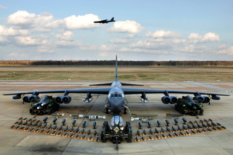 © U.S. Air Force Boeing B-52 Stratofortress im Flug mit Waffen auf Parkpositon
