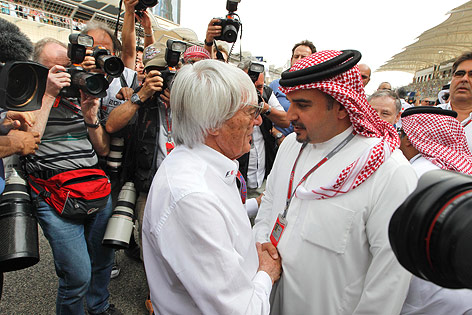 © AP/Luca Bruno Formel-1-Boss Bernie Ecclestone schüttelt Bahrains Kronprinz Salman bin Hamad Al-Khalifa die Hand