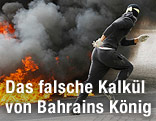 Demonstrant l&auml;uft bei einem riesigen Feuerball vorbei
